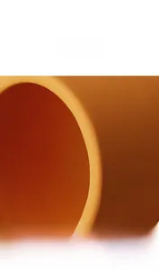 Detailopname van de matte keramische vaasrand met hoogwaardige textuur en warme oranje tint
