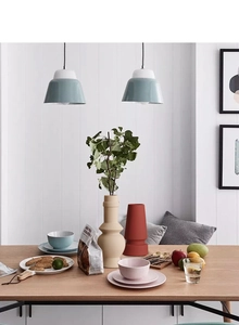 Moderne Morandi keramische vazen met matte textuur in een minimalistische eetkamer