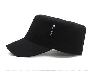 Détail latéral d'une casquette militaire noire avec visière renforcée et broderie