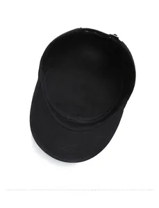Détail de la doublure intérieure et des coutures de la casquette militaire plate noire