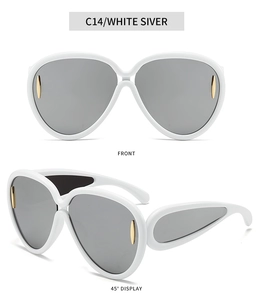 Vue de face et à 45 degrés de lunettes de soleil blanches avec verres argentés