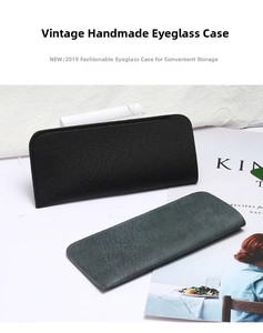Détail de pochettes à lunettes en simili cuir souple noir et vert foncé sur fond esthétique