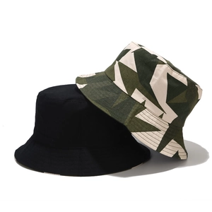 Bob réversible avec motif camouflage noir et vert pour la randonnée et le plein air