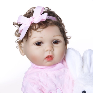 Poupée réaliste de 47cm en silicone souple avec nœud rose et peluche de lapin blanc