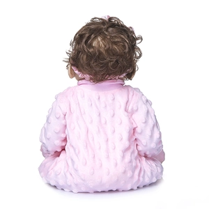 Vue arrière détaillée d'une poupée réaliste avec cheveux bouclés bruns et tenue en polaire
