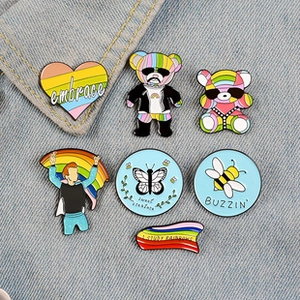 Série de 7 épinglettes en émail arc-en-ciel avec motifs ours et cœur sur tissu denim
