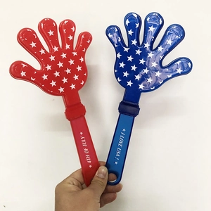 Gros plan sur des mains d'applaudissement en plastique rouge et bleu pour le 4 juillet