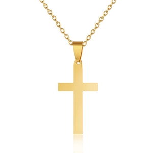 Collier avec pendentif croix en acier inoxydable doré poli sur fond blanc avec reflet