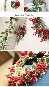 Détail d'une guirlande de Noël avec baies rouges et feuilles de houx bordées de blanc