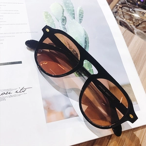Detail of OF92106 tea-brown sunglasses showing lens color and temple model parameters