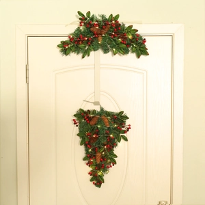 Weihnachts-Türhänger mit grünen Kiefernnadeln, roten Beeren und LED-Beleuchtung