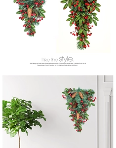 Detail eines Weihnachts-Tränengestecks mit Tannennadeln, roten Beeren und Zapfen