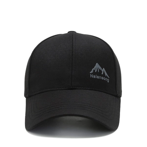 Berretto da baseball in cotone nero con logo di montagna e visiera rigida per l'esterno