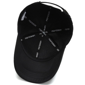 Vista interna del cappellino da baseball nero con nastri narason e cuciture di qualità