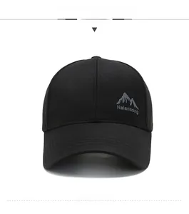 Dettaglio frontale di un cappellino da baseball nero con stampa logo montagna
