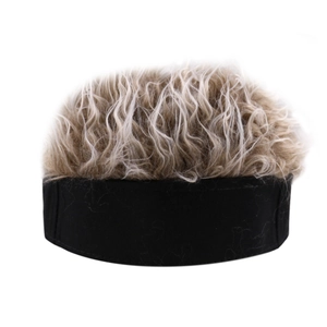 Détail du bonnet noir avec texture de perruque bouclée marron clair sur le dessus