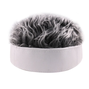 Détail du bonnet perruque original avec cheveux synthétiques gris et bandeau en tissu blanc