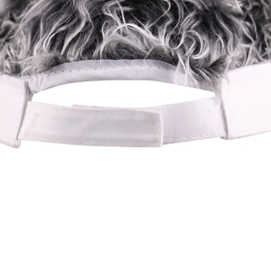 Visière blanche sans bord avec faux cheveux gris et sangle velcro réglable