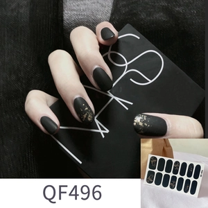 Detail von mattschwarzen Leoparden-Nagelaufklebern mit Goldfolien-Akzenten im 14er Set