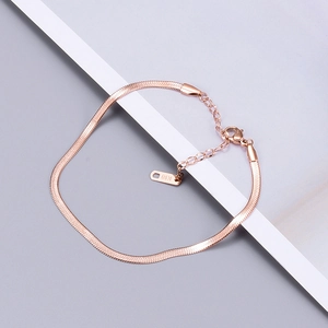 Detalle de pulsera de cadena plana de serpiente oro rosa con etiqueta K18 y extensión