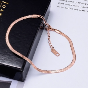Primer plano detallado de la pulsera plana de oro rosa con una etiqueta de metal de K18