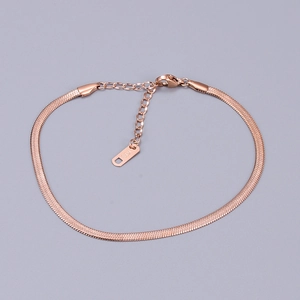 Detalle de pulsera de cadena plana de serpiente en oro rosa con sello K18 en la etiqueta