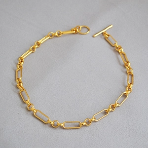 Detalle de la cadena chapada en oro vintage con un cierre clásico de palanca tipo OT