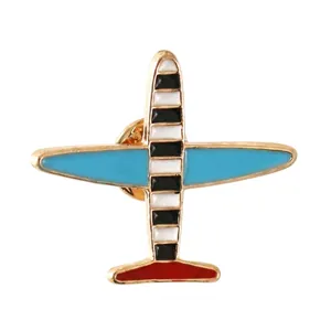 Vue détaillée d'une petite broche en émail avion à rayures de 3,7 cm de long en alliage
