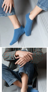 Detailed view of men's turquoise low-cut cotton socks with ribbed elastic cuffs