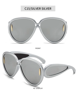 Vues de face et à 45 degrés de lunettes de soleil argentées oversize à monture métallique