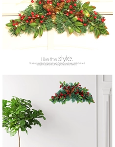 Nahaufnahme der Weihnachtsgirlande mit Tannenzapfen, roten Beeren und LED-Lichterkette