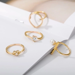 18k gold plated ring set with heart-shaped zircon and pearls on a white display