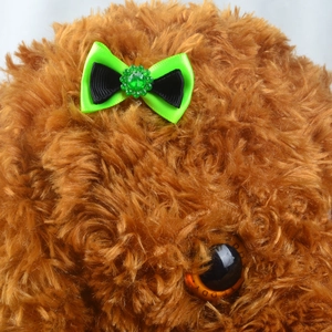 Nœud papillon pour animaux vert et noir avec bijou sur un mannequin en peluche