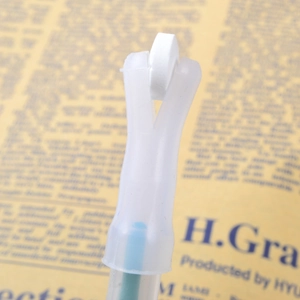 Dispenser blu di compresse per cani e gatti con una pillola bianca sulla punta