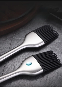 Close-up of heat-resistant silicone brush with durable SUS304 stainless steel handle
