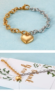 Détail du bracelet bicolore or et argent avec pendentif cœur sur carte cadeau