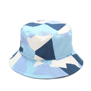 Vue détaillée du chapeau soleil camouflage géométrique avec bord à coutures multiples
