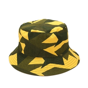 Vue détaillée du chapeau bob camouflage avec motifs jaune vif et vert olive pour extérieur