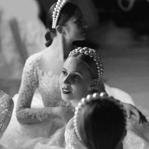 Elegant white pearl headband for girls wedding hairstyles and ballet performance shows