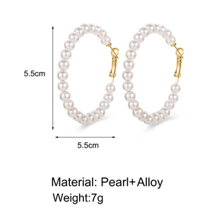 Detail view of 5.5cm baroque pearl hoop earrings with gold alloy and product dimensions