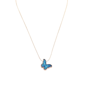 Makroaufnahme der Schmetterlingskette mit blauem Opal-Anhänger und Vergoldung