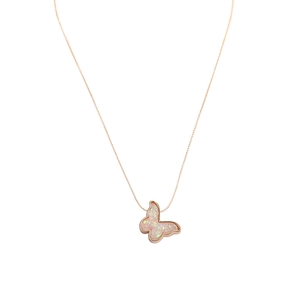 Detailansicht des Schmetterlingsanhängers mit Opaleinlage und rosévergoldeter Kette