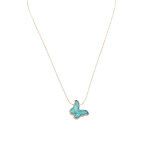 Detailaufnahme des Schmetterlingsanhängers mit blauem Opal auf einer Roségold-Kette