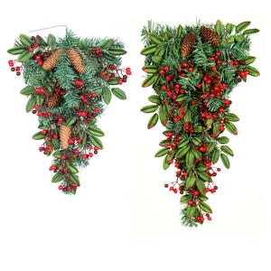 Weihnachts-Hängedekoration mit grünen Tannennadeln, roten Beeren und echten Zapfen