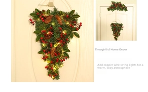 Weihnachtliche Tropfen-Deko mit grünen PVC-Nadeln, Zapfen, Beeren und LED-Lichterkette