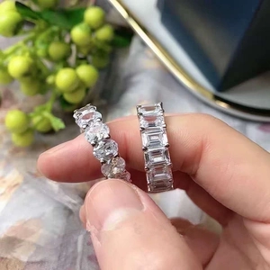 Anelli aperti chic con zirconi taglio ovale e smeraldo placcati in oro bianco
