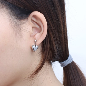 Orecchini a cuore minimalisti in acciaio inossidabile argento indossati da modella
