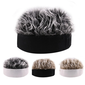 Detailansicht der Perückenmützen-Farbvarianten mit flauschigen Locken und Stirnband