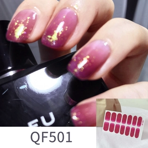 Detailansicht der QF501 Nagelaufkleber mit rosarotem Farbverlauf und goldenem Glitzer