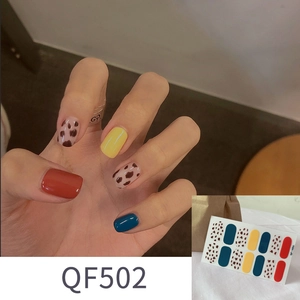 Nahaufnahme der Leoparden- und Kuhmuster-Nagelaufkleber QF502 mit roten und blauen Akzenten